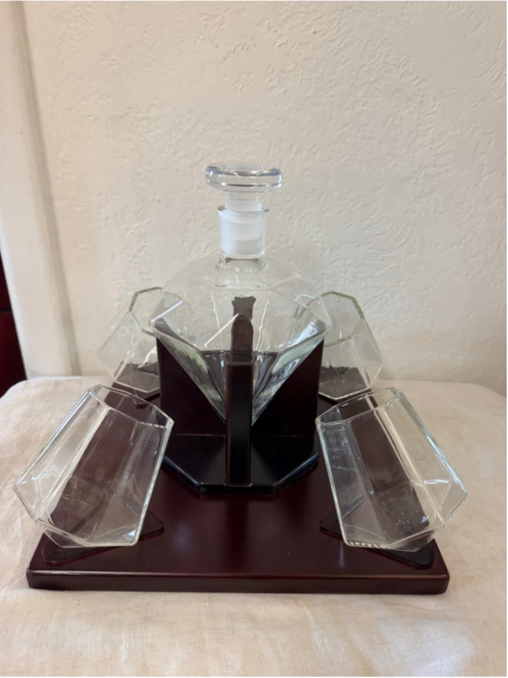 The Wine Savant Diamond Whiskey Decanter 4 Glasses Mahogany Wood Stand 750ml Set